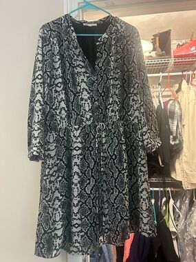 DR2 Black and White Snake-Print V-Neck Dress